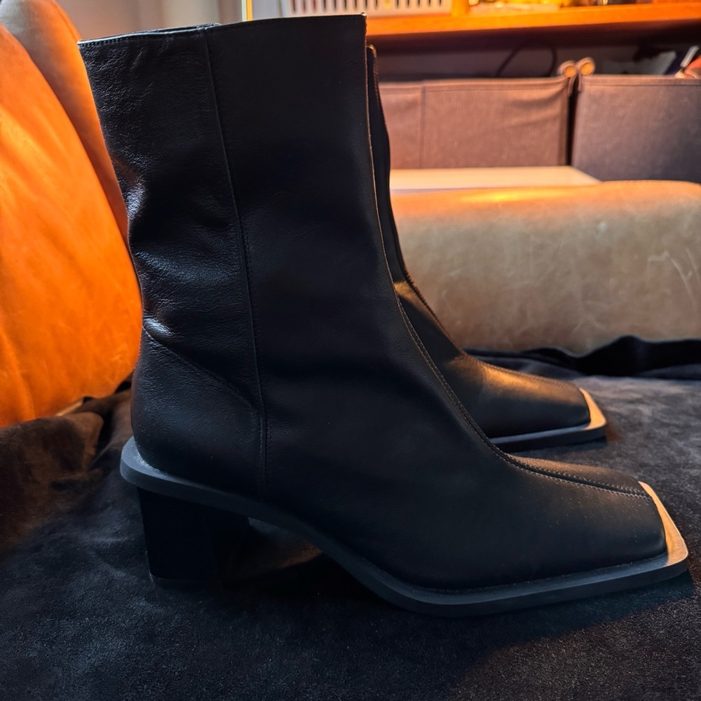 Zara black genuine leather block heel ankle boots Minimal luxe
1213101080039-1 - Picture 10 of 16